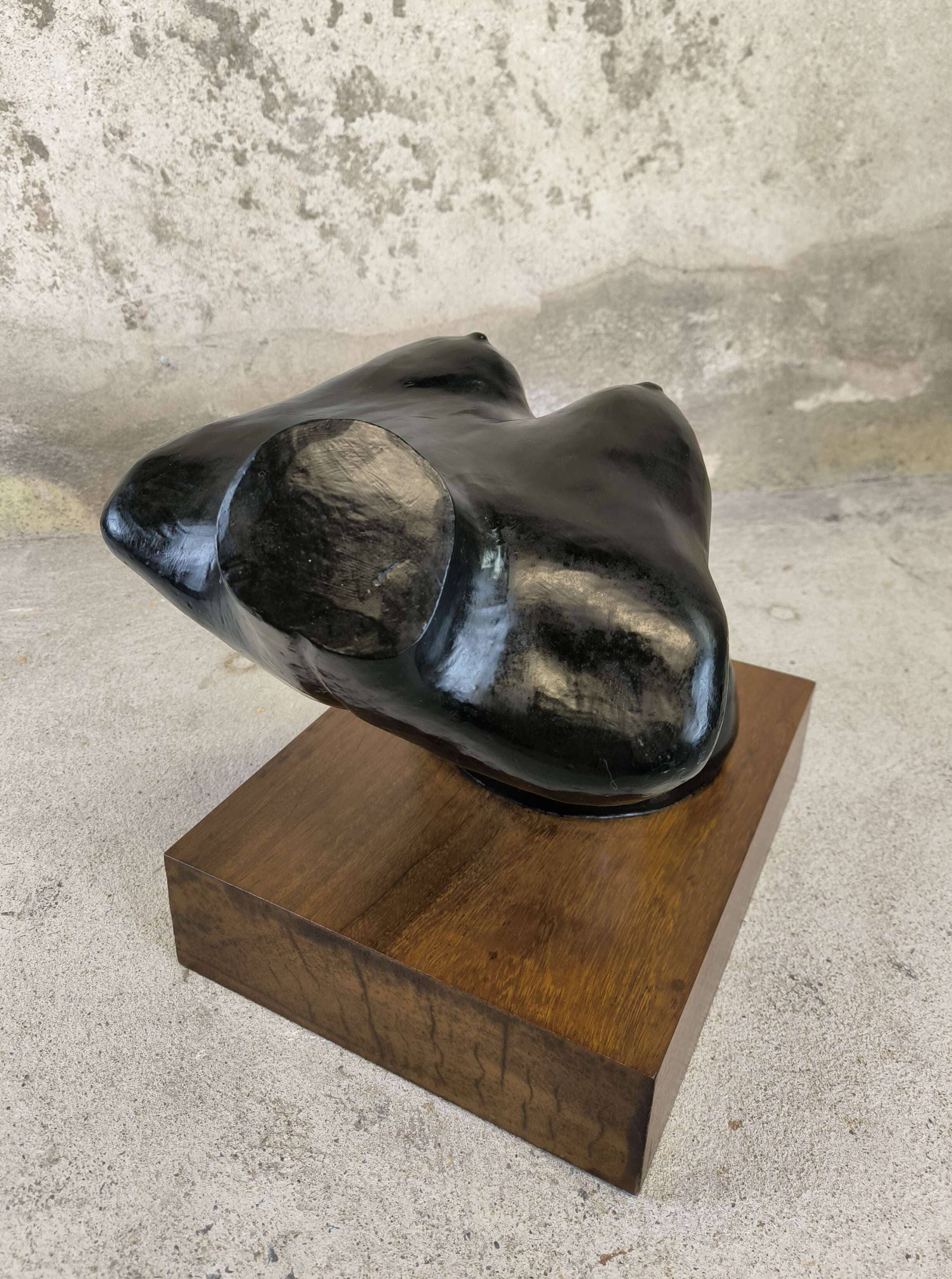 Sculpture buste féminin sur socle bois