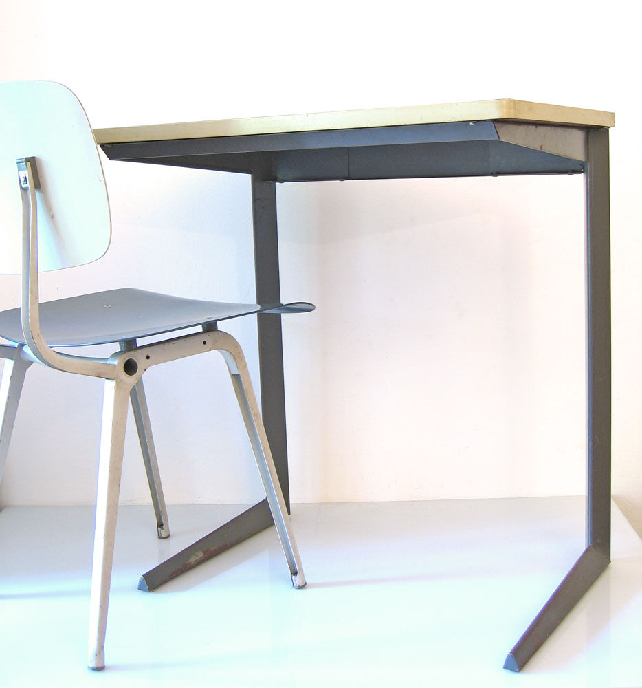 Desk design De Cirkel by Friso Kramer vintage Ahrend