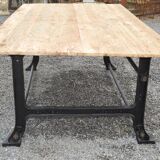 Table industrielle en fonte et plateau en bois