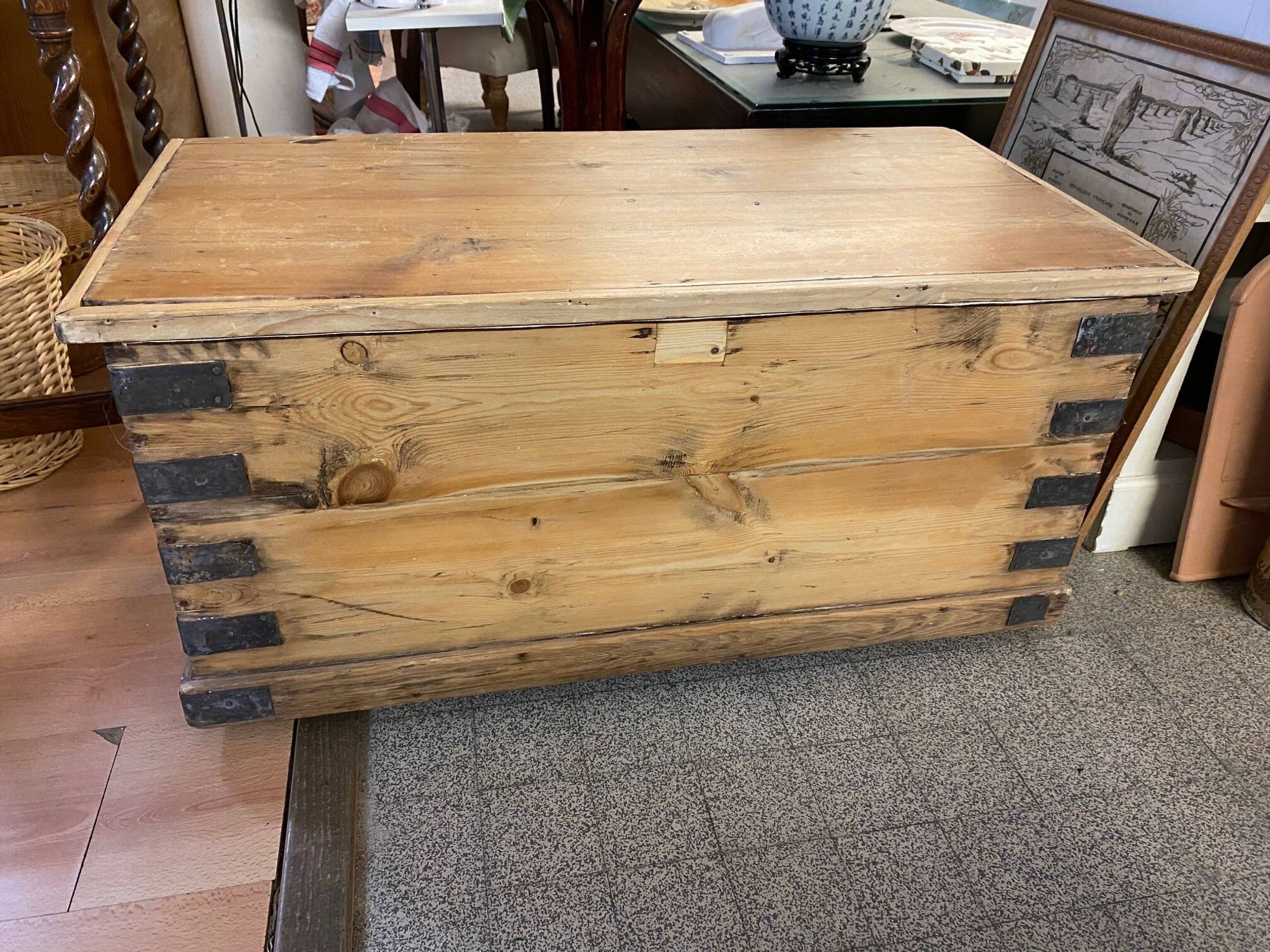 Ancienne malle coffre en bois de pin naturel avec interieur capitonne