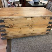Ancienne malle coffre en bois de pin naturel avec interieur capitonne