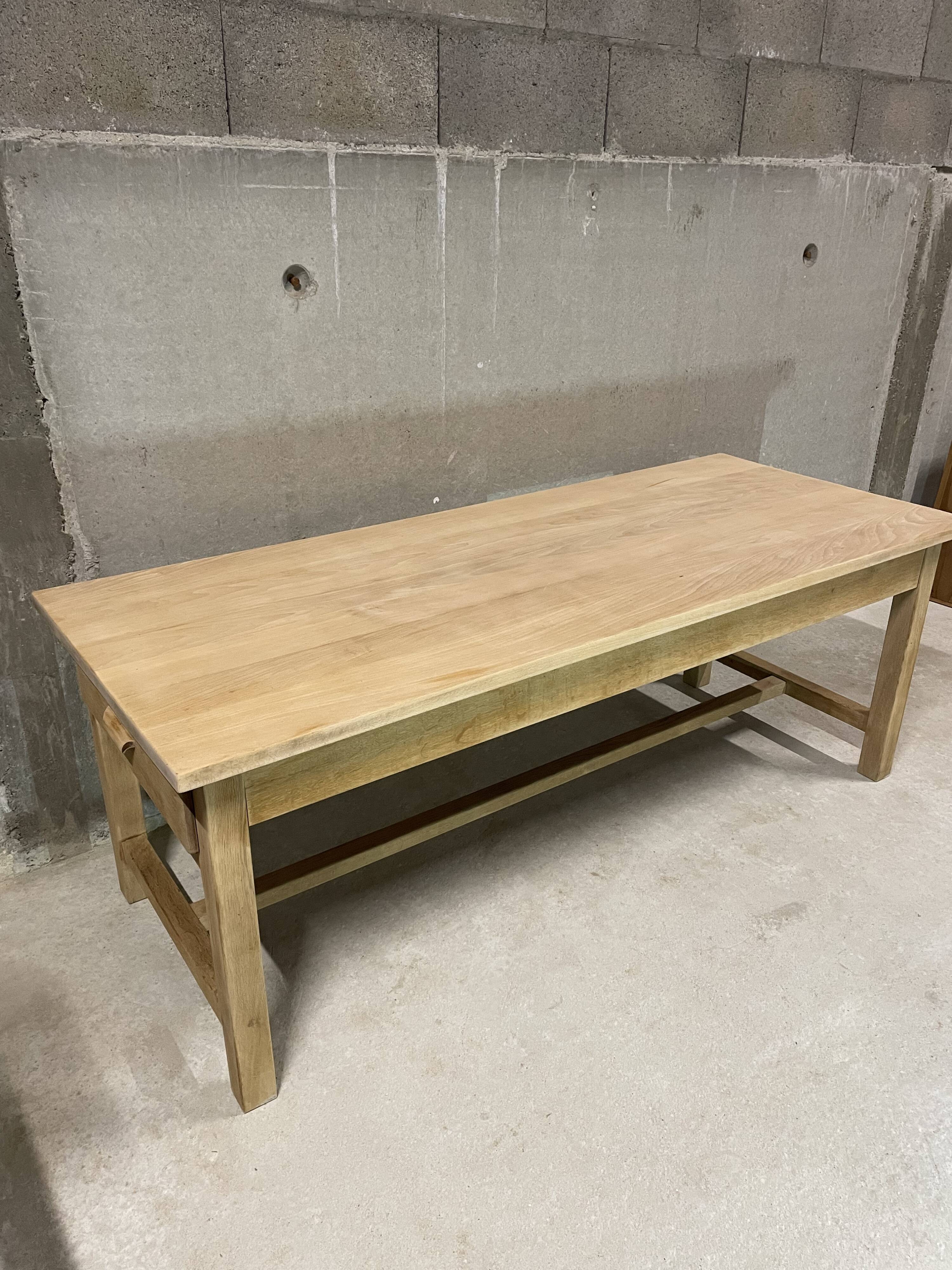 Large farmhouse table in solid wood – sturdy and welcoming