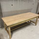 Large farmhouse table in solid wood – sturdy and welcoming