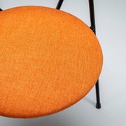 Une paire de chaises de style Memphis