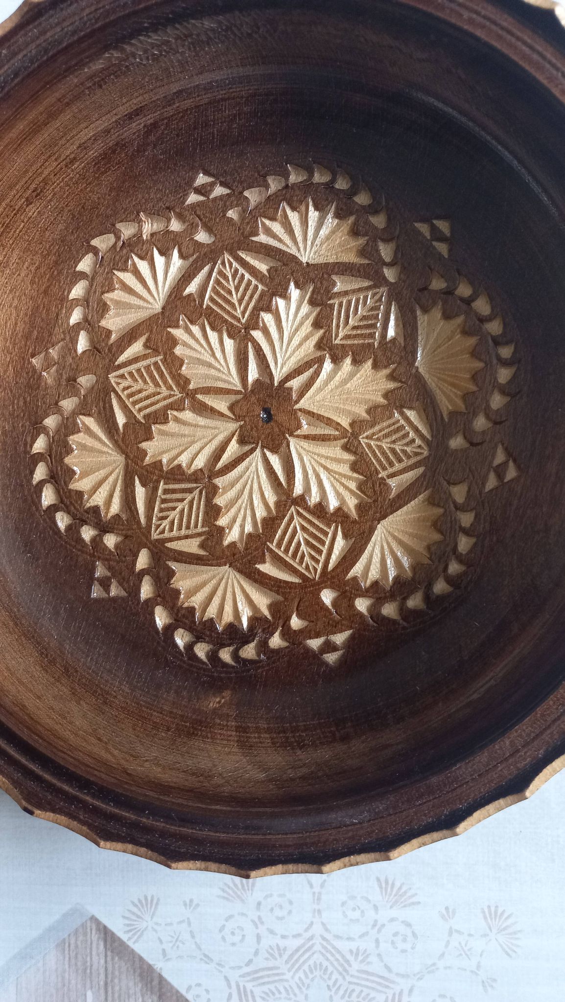 Assiette sculptée en bois