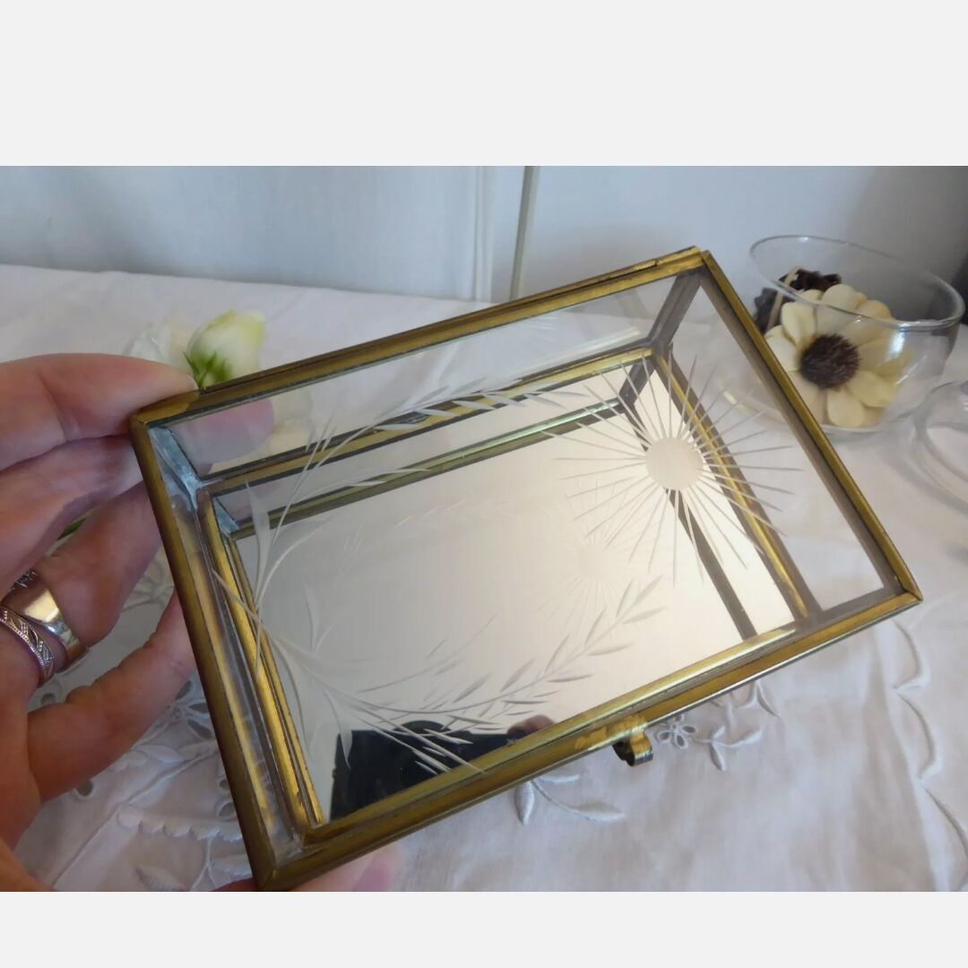Vintage jewelry box in engraved glass and mirror bottom