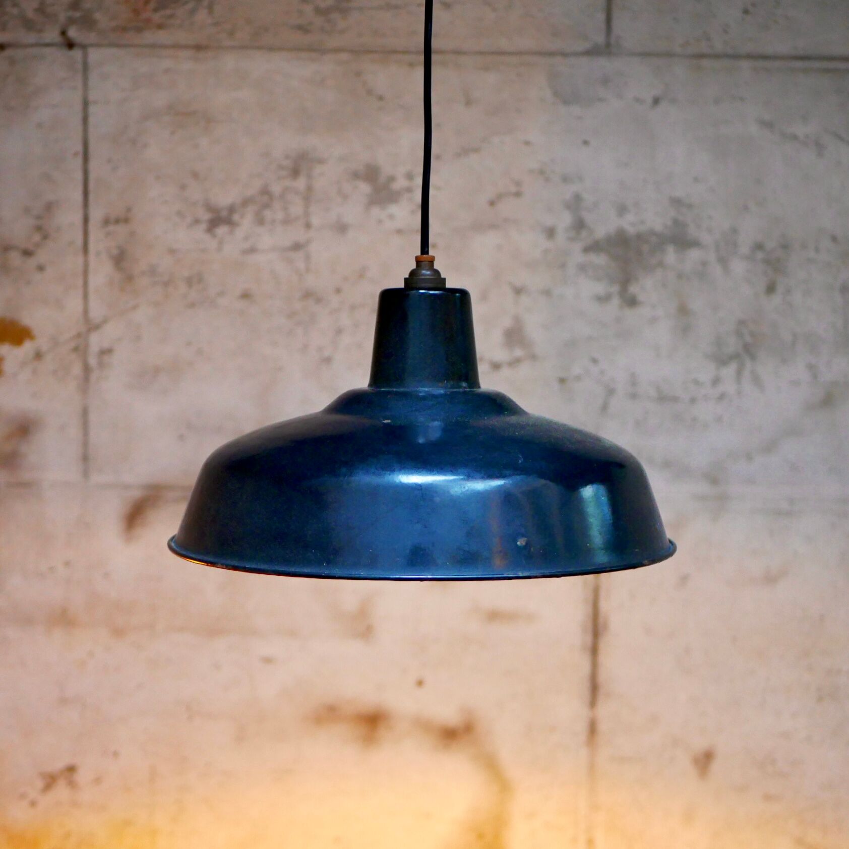 Suspension industrielle en tôle émaillée