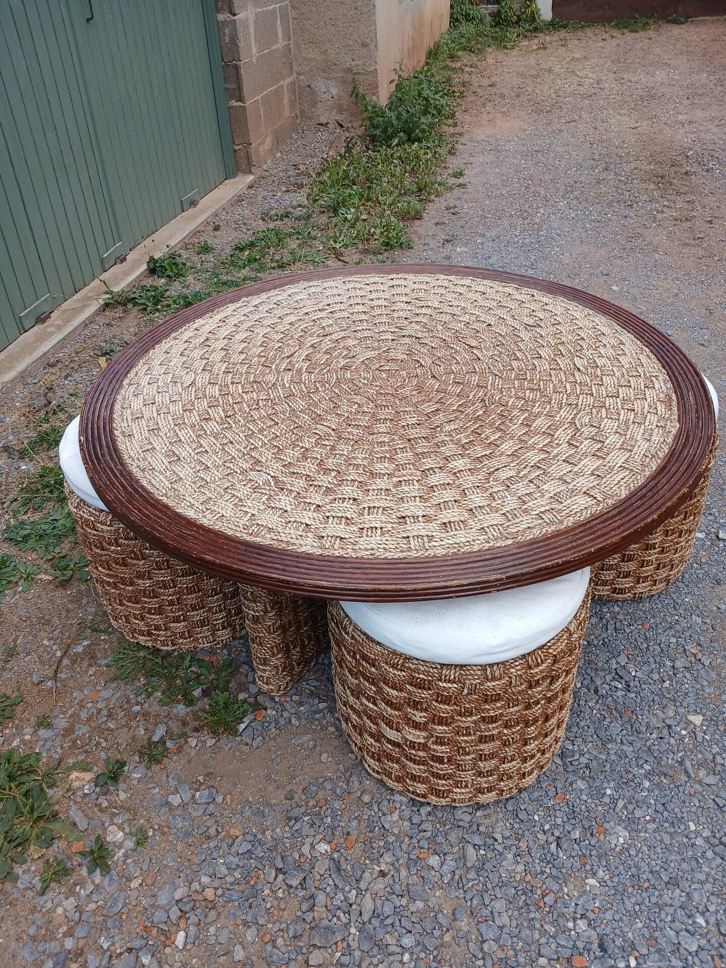 Vintage coffee table + 4 poufs