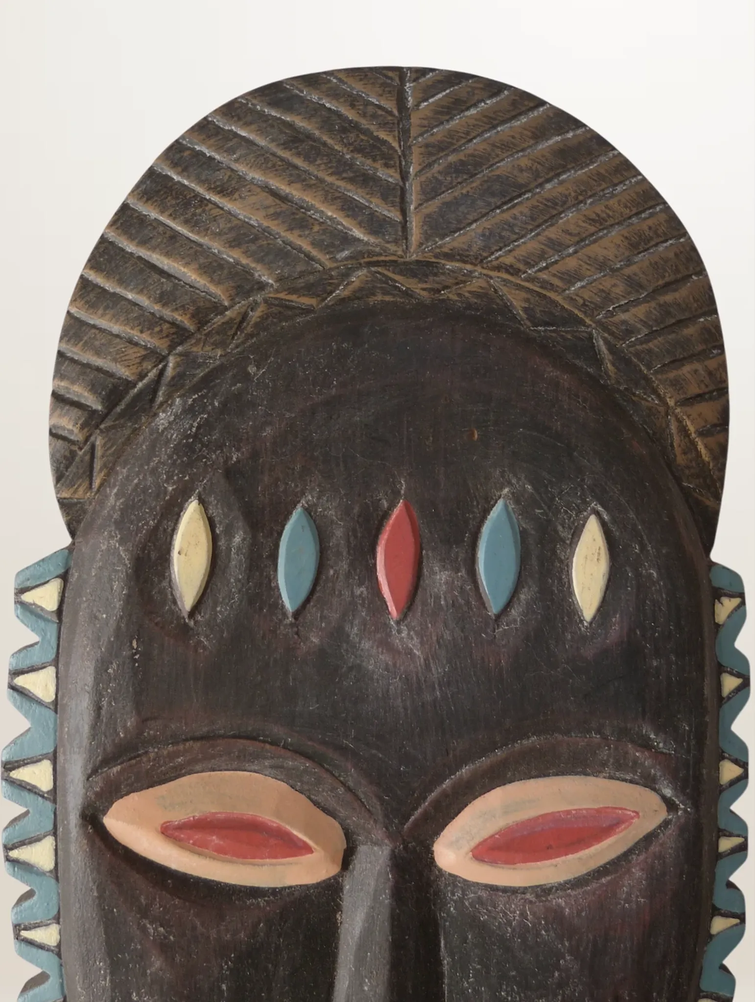 Masque mural en bois sculpté et peint