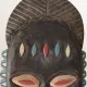 Masque mural en bois sculpté et peint