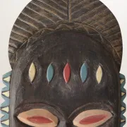 Masque mural en bois sculpté et peint