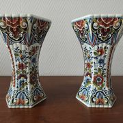 Paire de vases en faïence de Delft polychrome, Hollande, années 1960