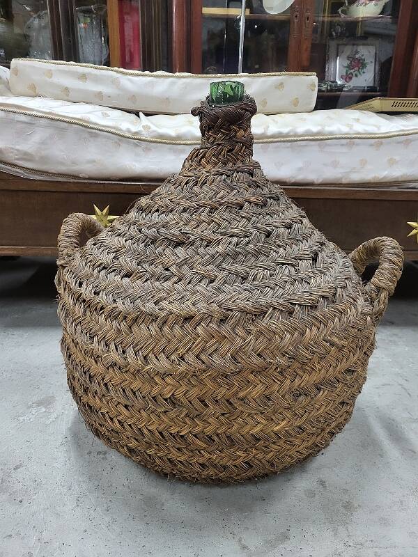 Fat dame jeanne with her braided hair