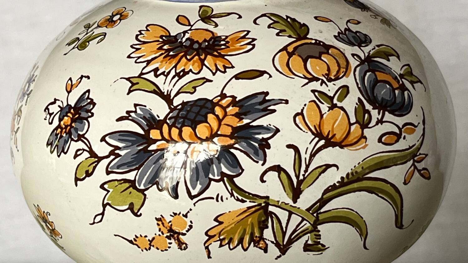 Moustiers earthenware decor kerosene lamp