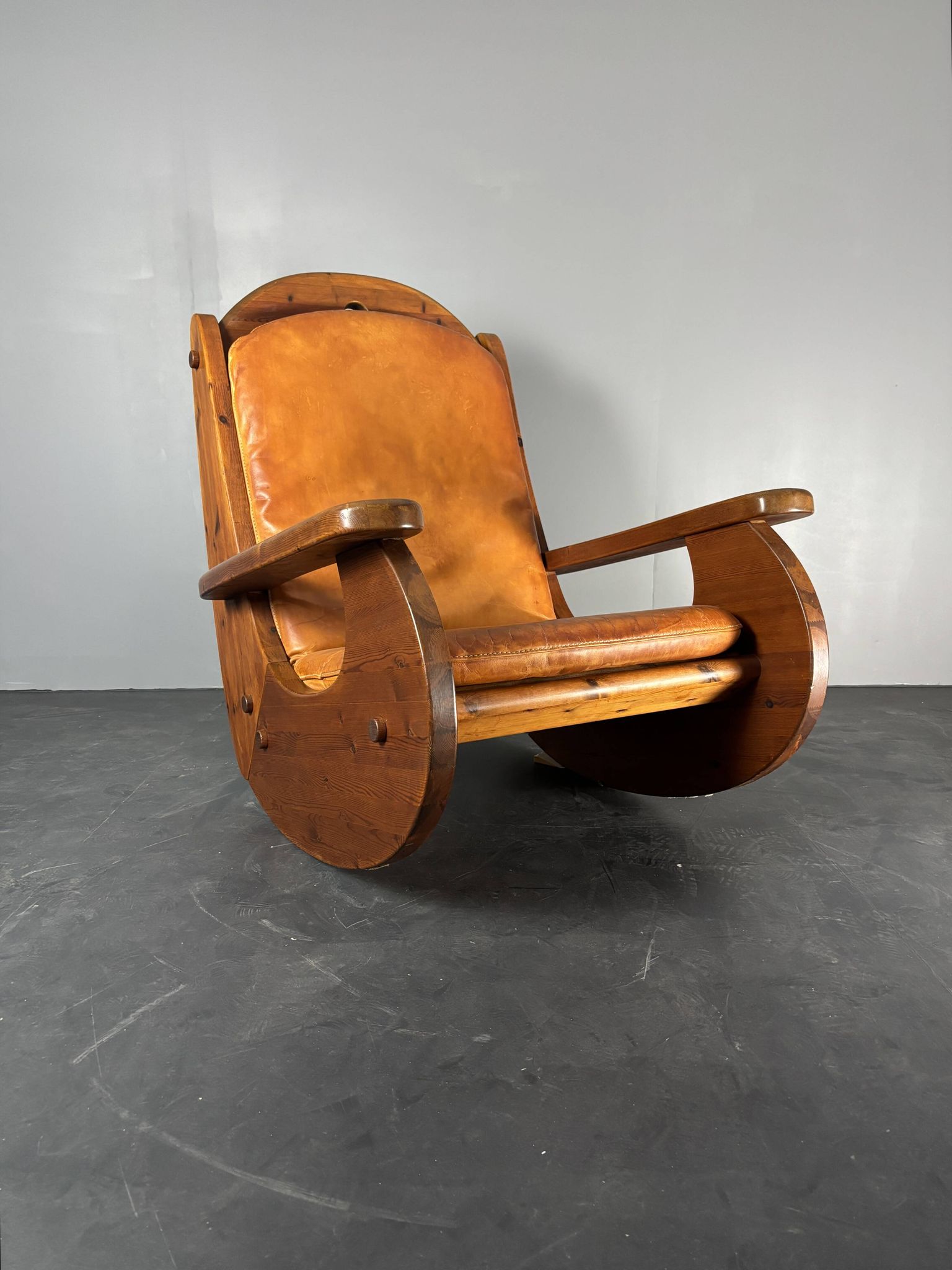 Brutalist pine rocking lounge chair with leather seat by Wasa 1984