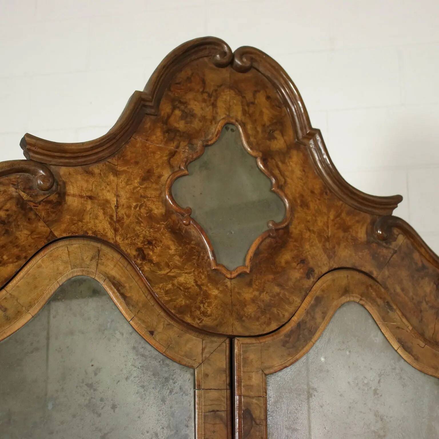 Trumeau barocchetto avec miroir en placage de ronce de noyer, Italie, XVIIIe siècle