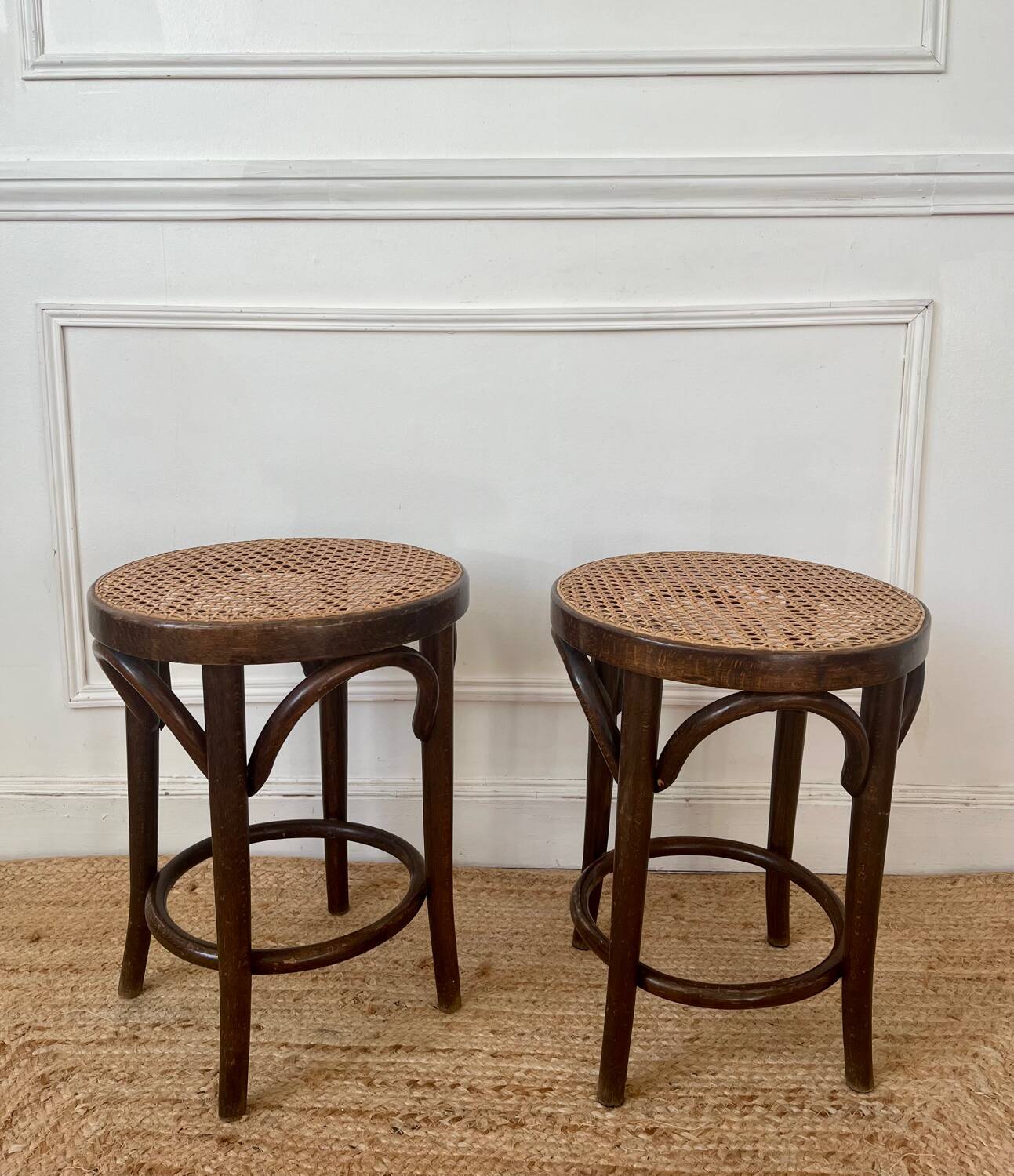 Paire de tabourets viennois bois courbe et cannage années 50