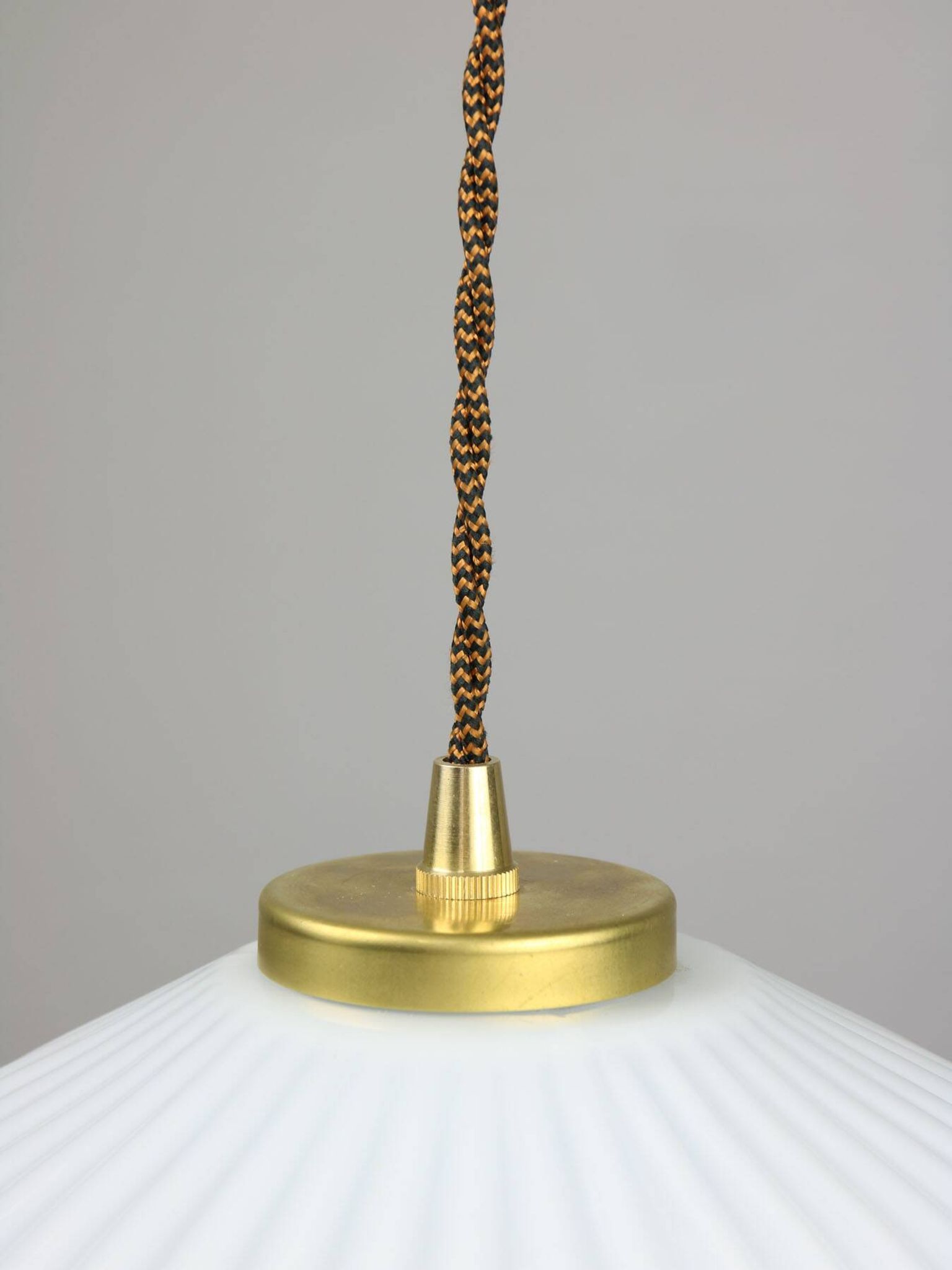 Lampe suspendue vintage en opaline et laiton