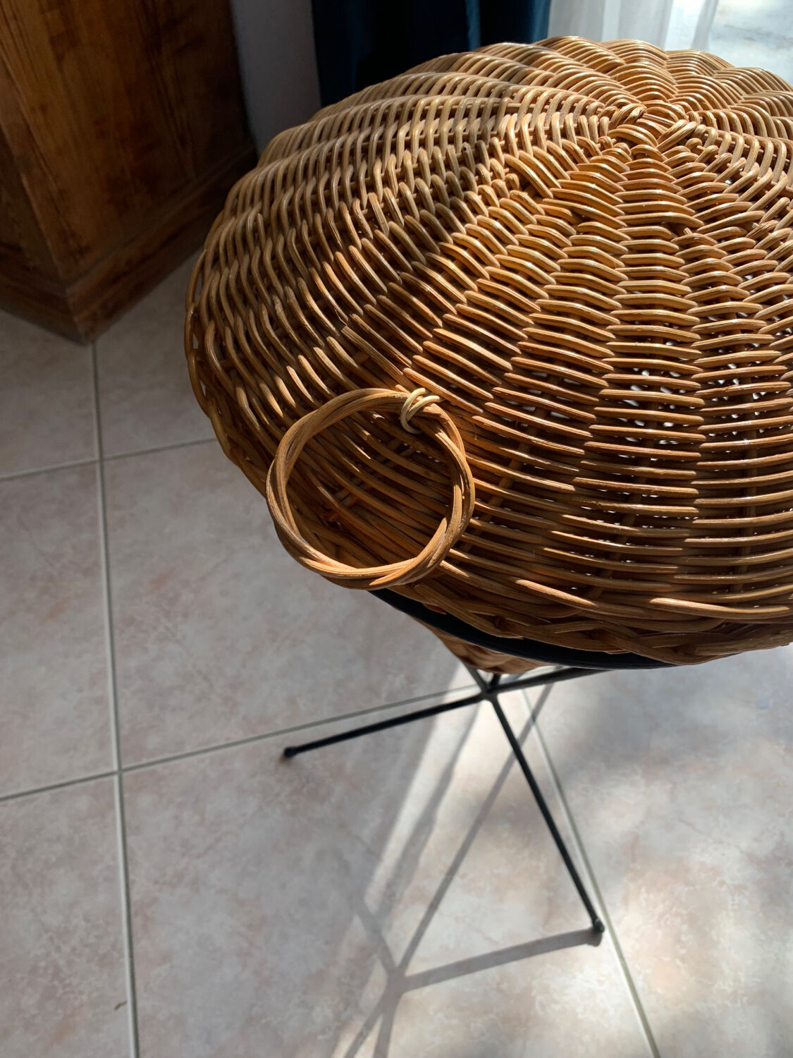 Tripod rattan worker