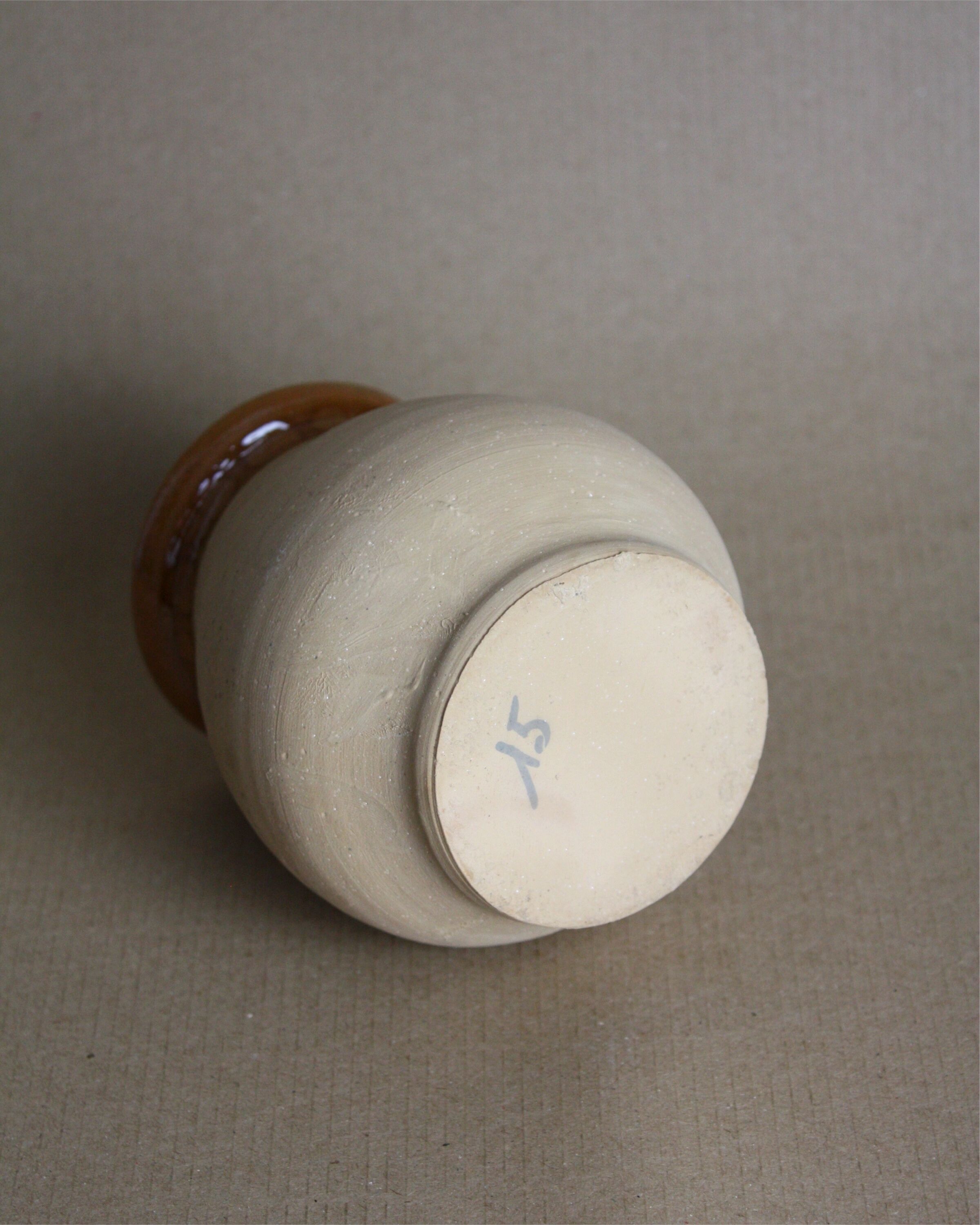 Two-tone sandstone pot