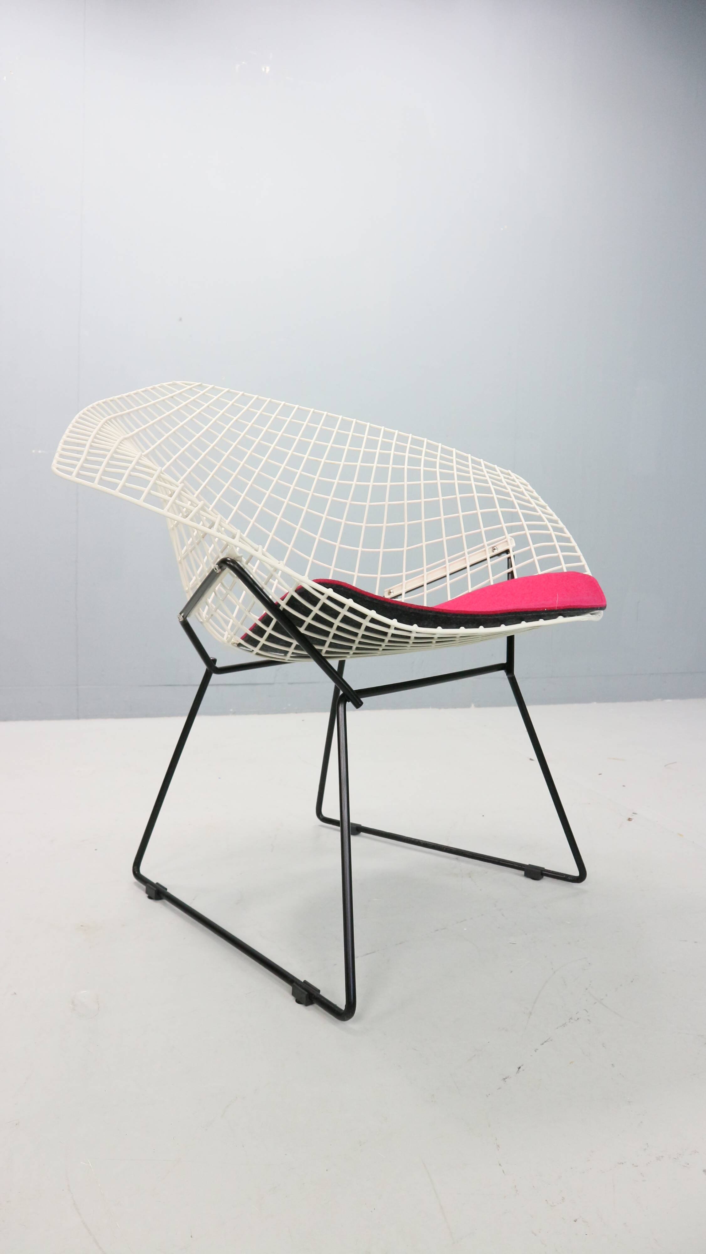 Diamond chair by Harry Bertoia in white & black metal and new seating 1960s
