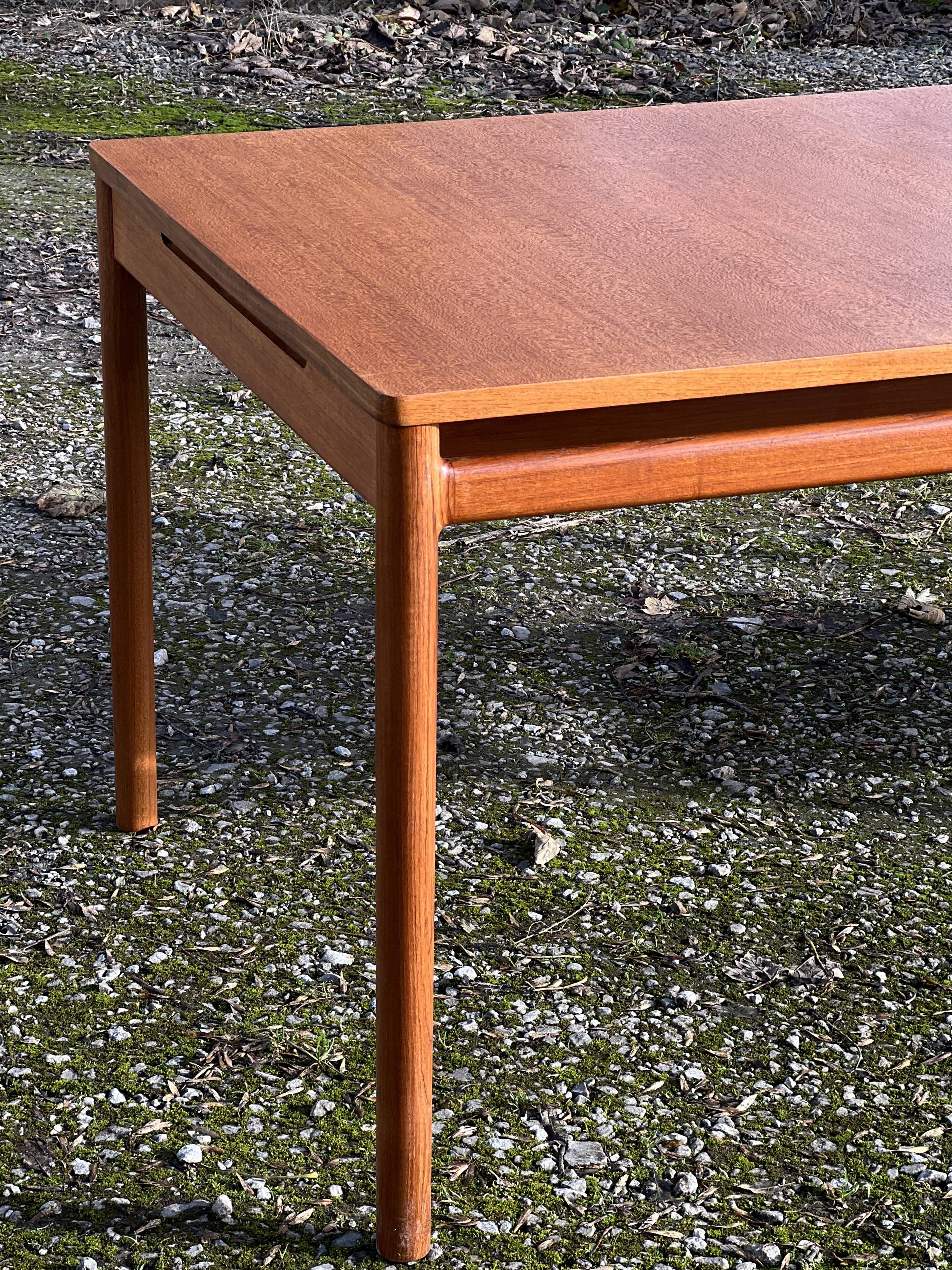 Grande table à manger à rallonge par McIntosh