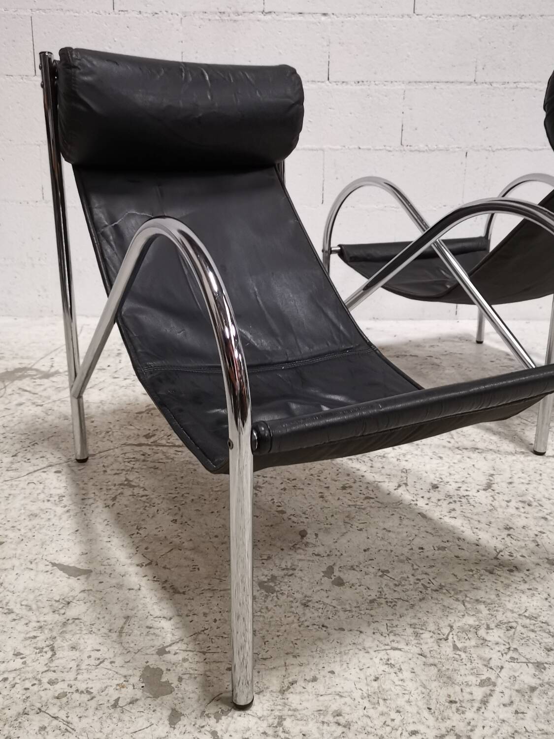 Pair of "Omega" armchairs, chrome-plated metal and leather, Habitat vintage 1980