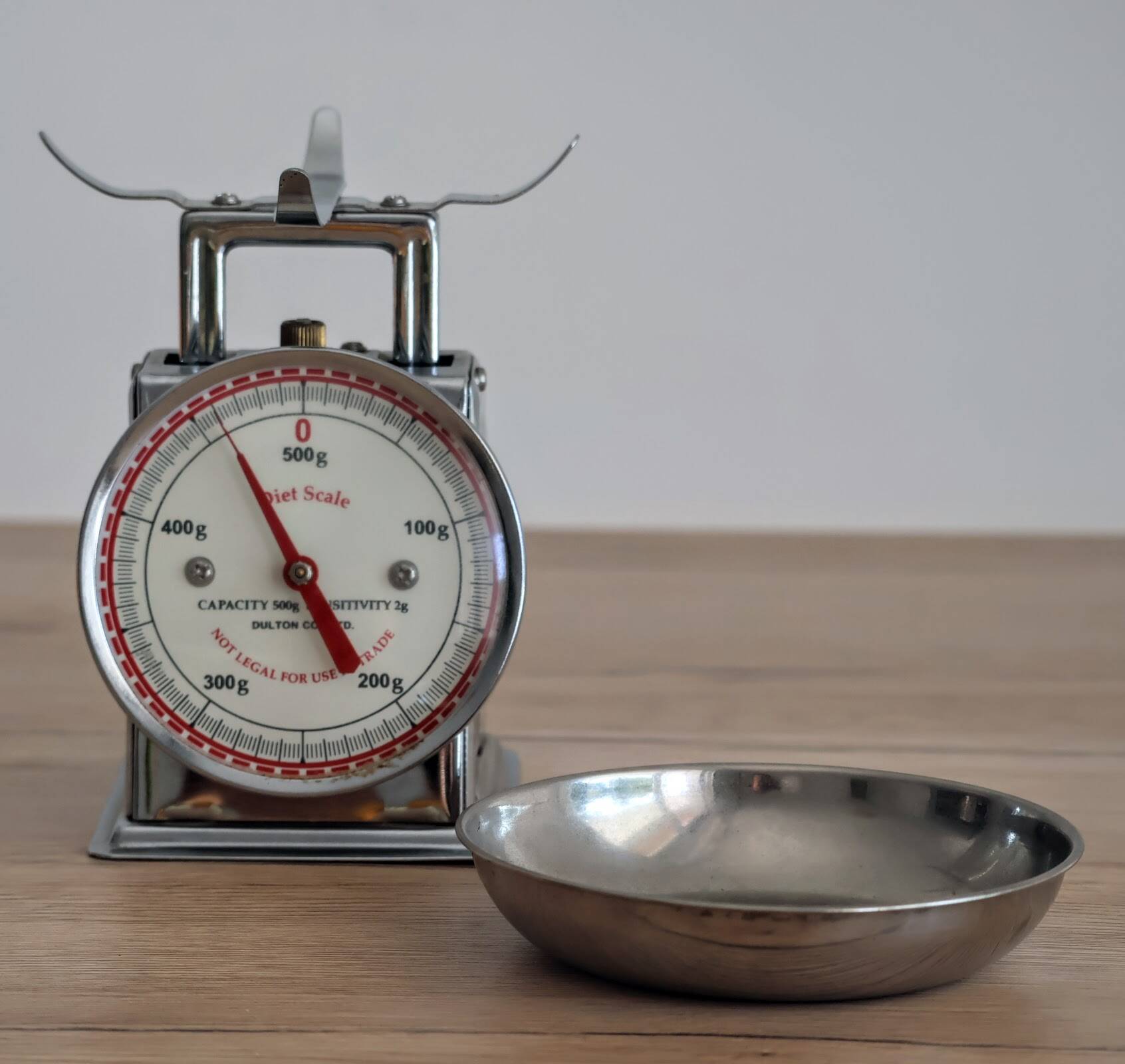 Yasu Sasamoto metal kitchen scale - Dulton - vintage