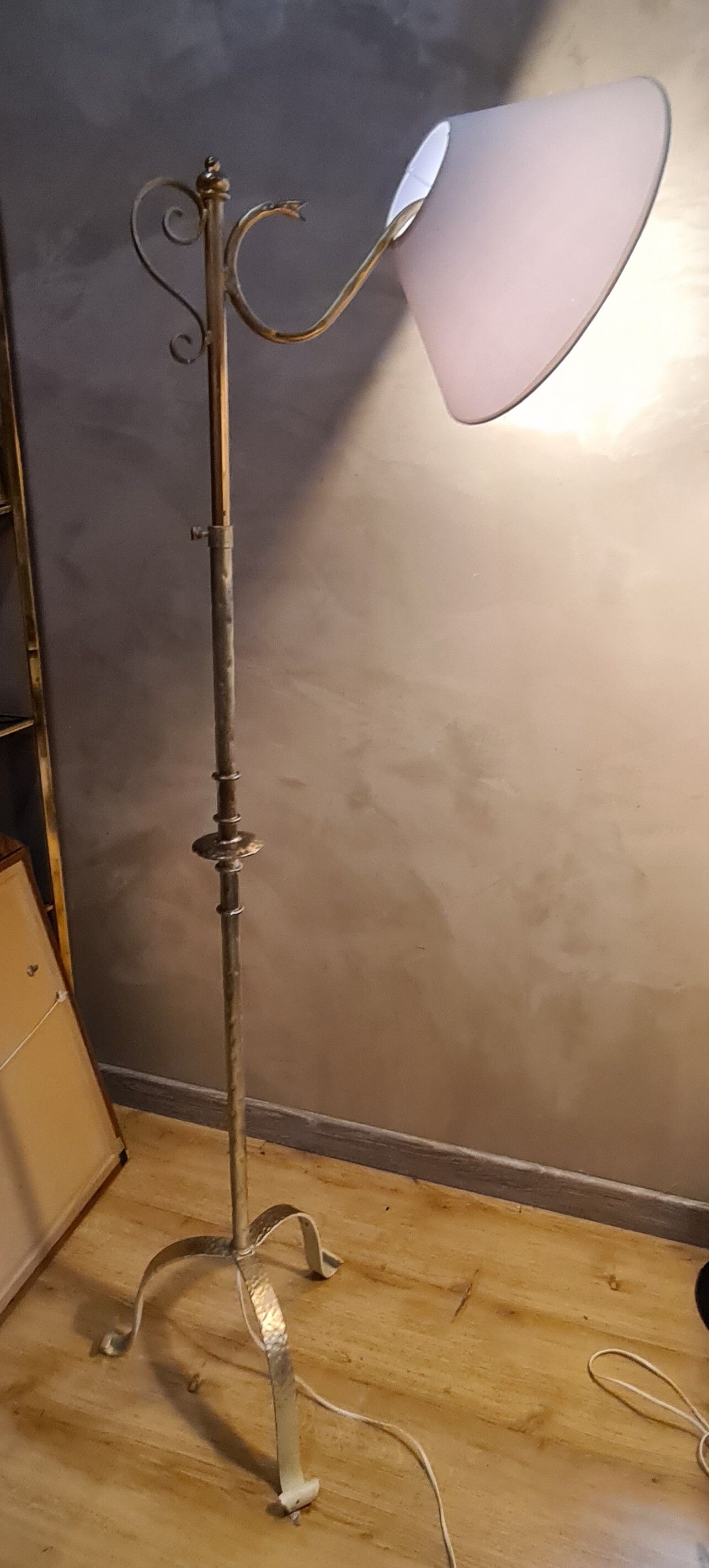 Floor lamp hammered iron 1960 painted patinated gold, adjustable 180cm to 150cm