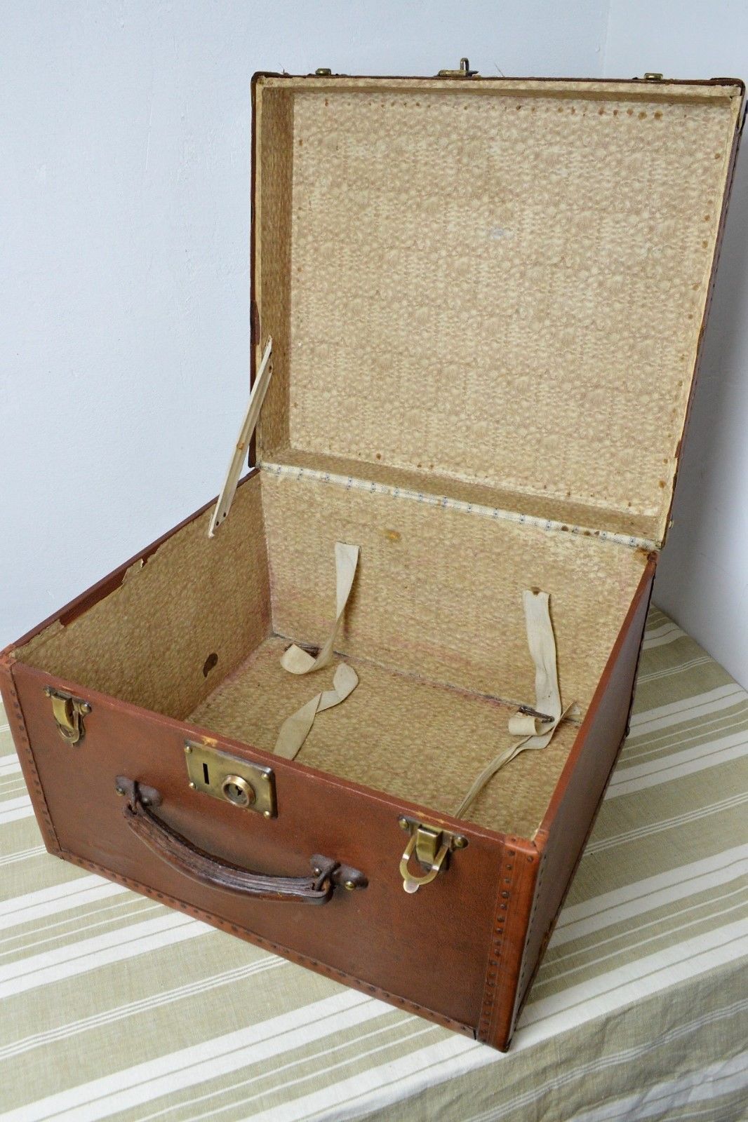 Old trunk of luxury Lavoet