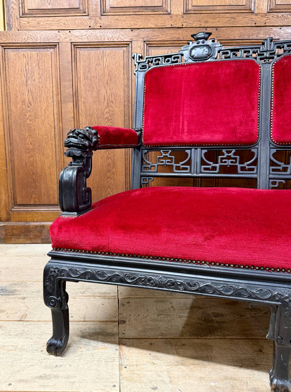 Large Japanese-style sofa in carved wood and red velvet, 19th century