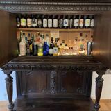 Buffet ancien en bois sculpté