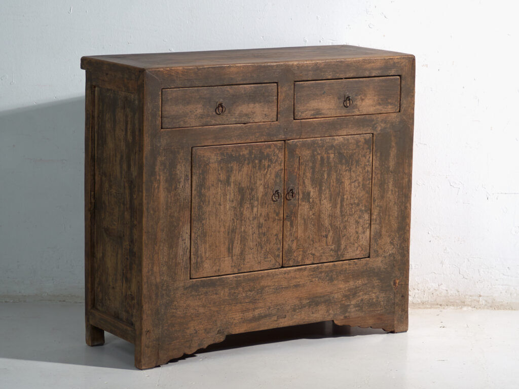 Buffet ancien en sapin à deux tiroirs et deux portes – Chine, vers 1930