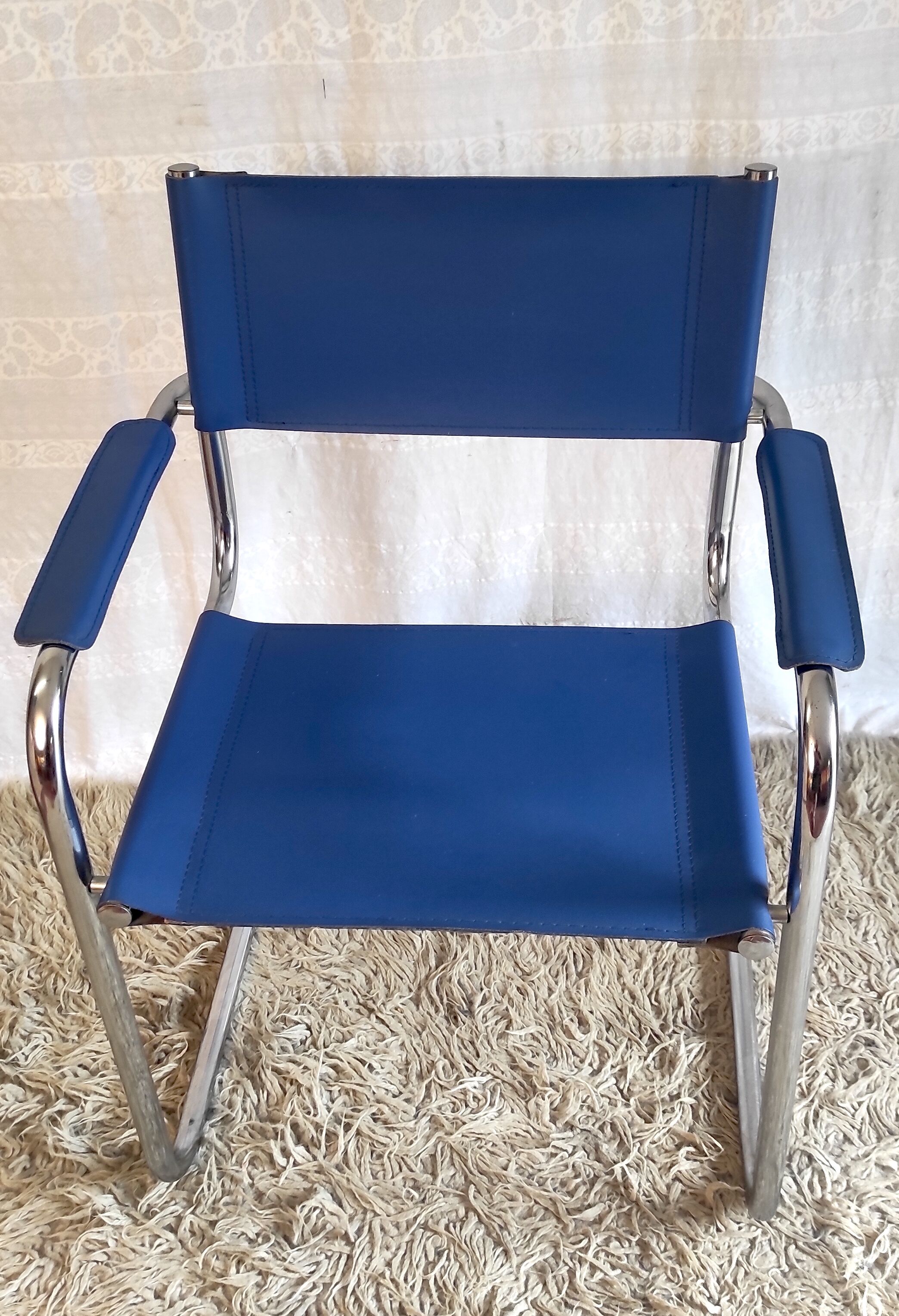 Bauhaus design "cantilever" armchair in blue leather – 80s