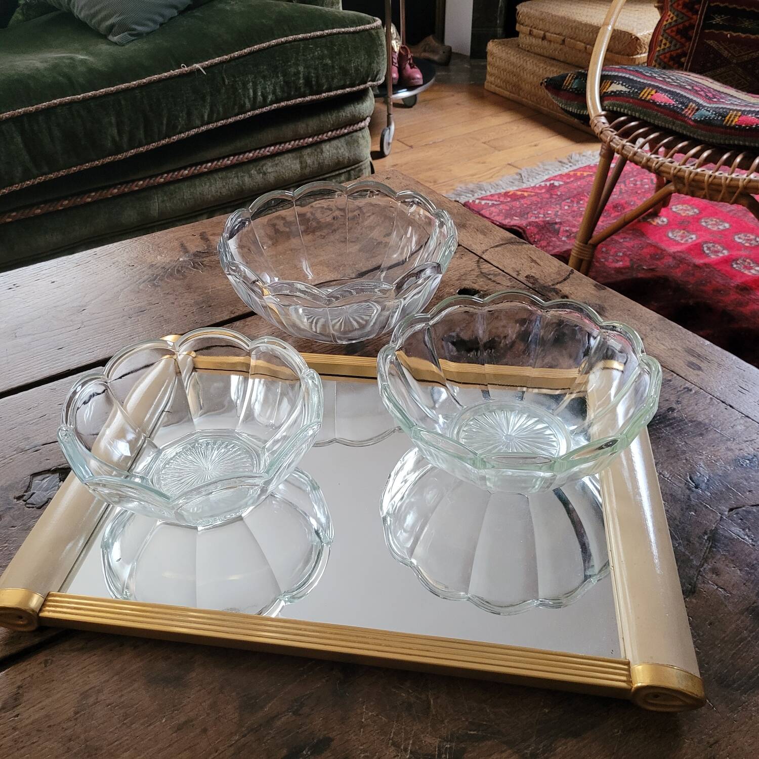 Trio of molded glass salad bowls – floral shape Ø 18/20/23 cm