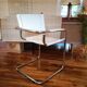 Fauteuil cantilever en cuir sellerie lisse