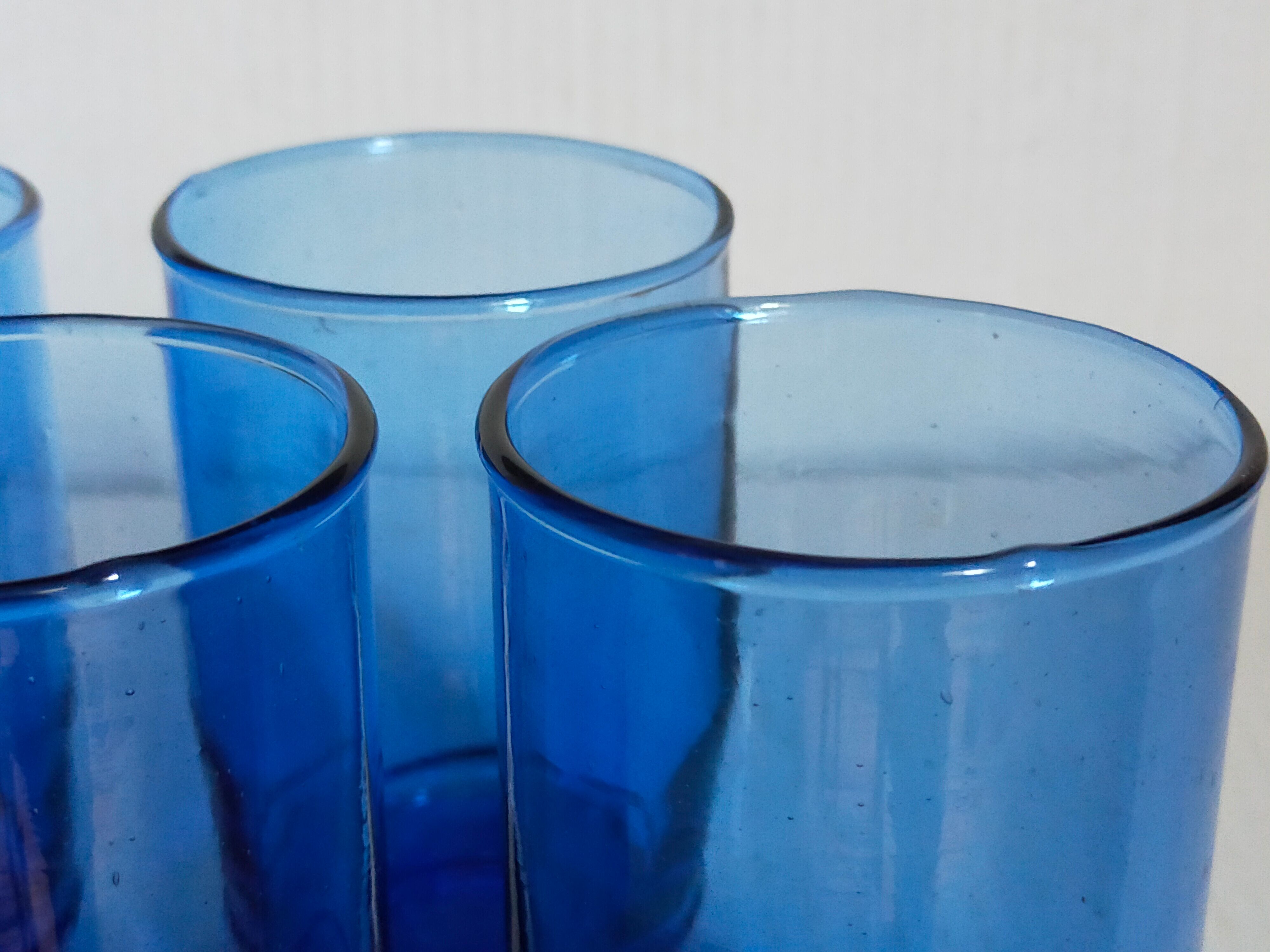 Cinq verres de verrier en verre soufflé vintages