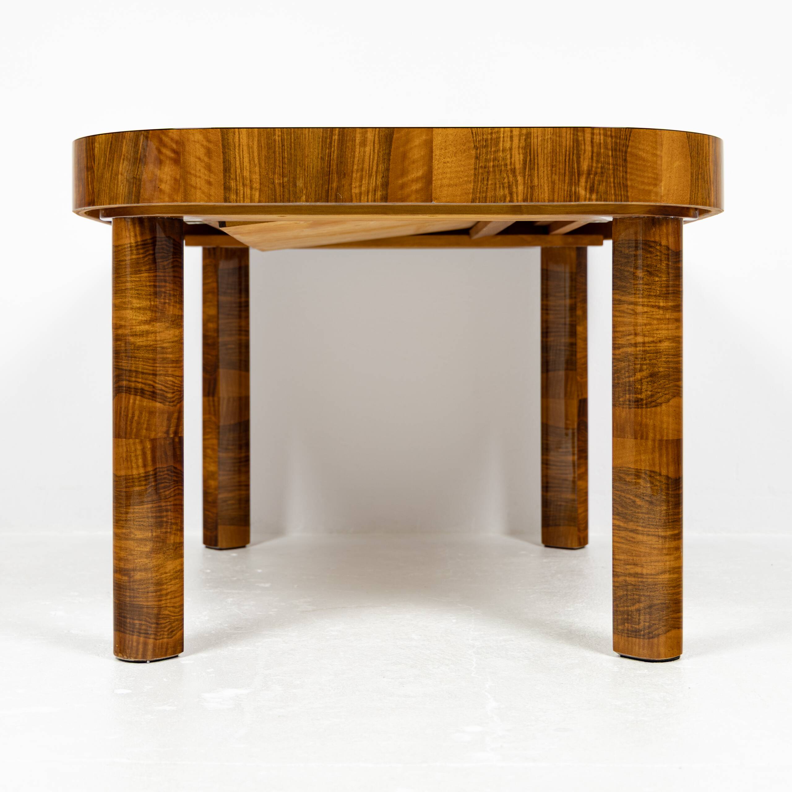 Table extensible Art Déco moderniste en noyer 1930–1944