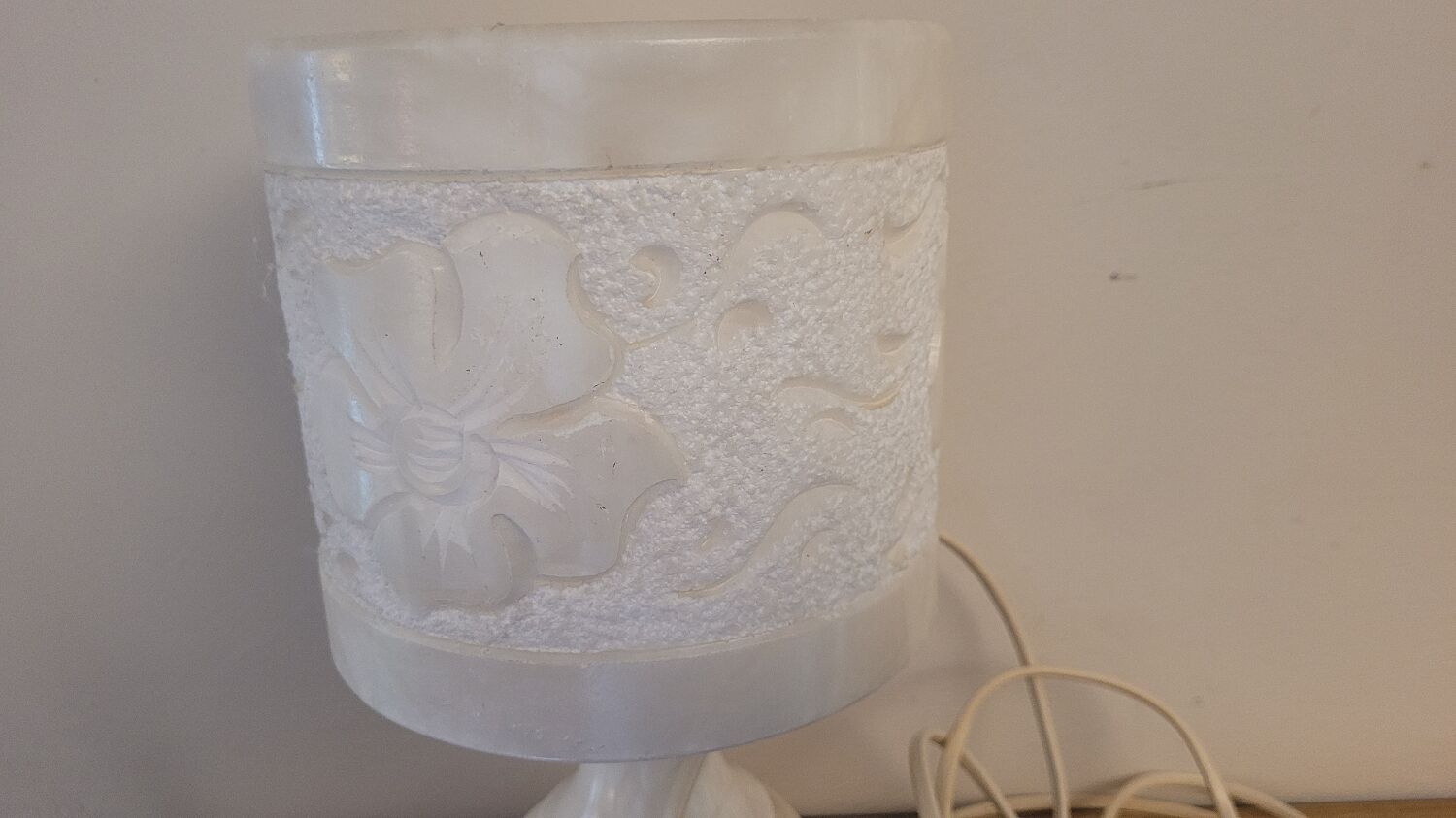 Lamp in veined white marble