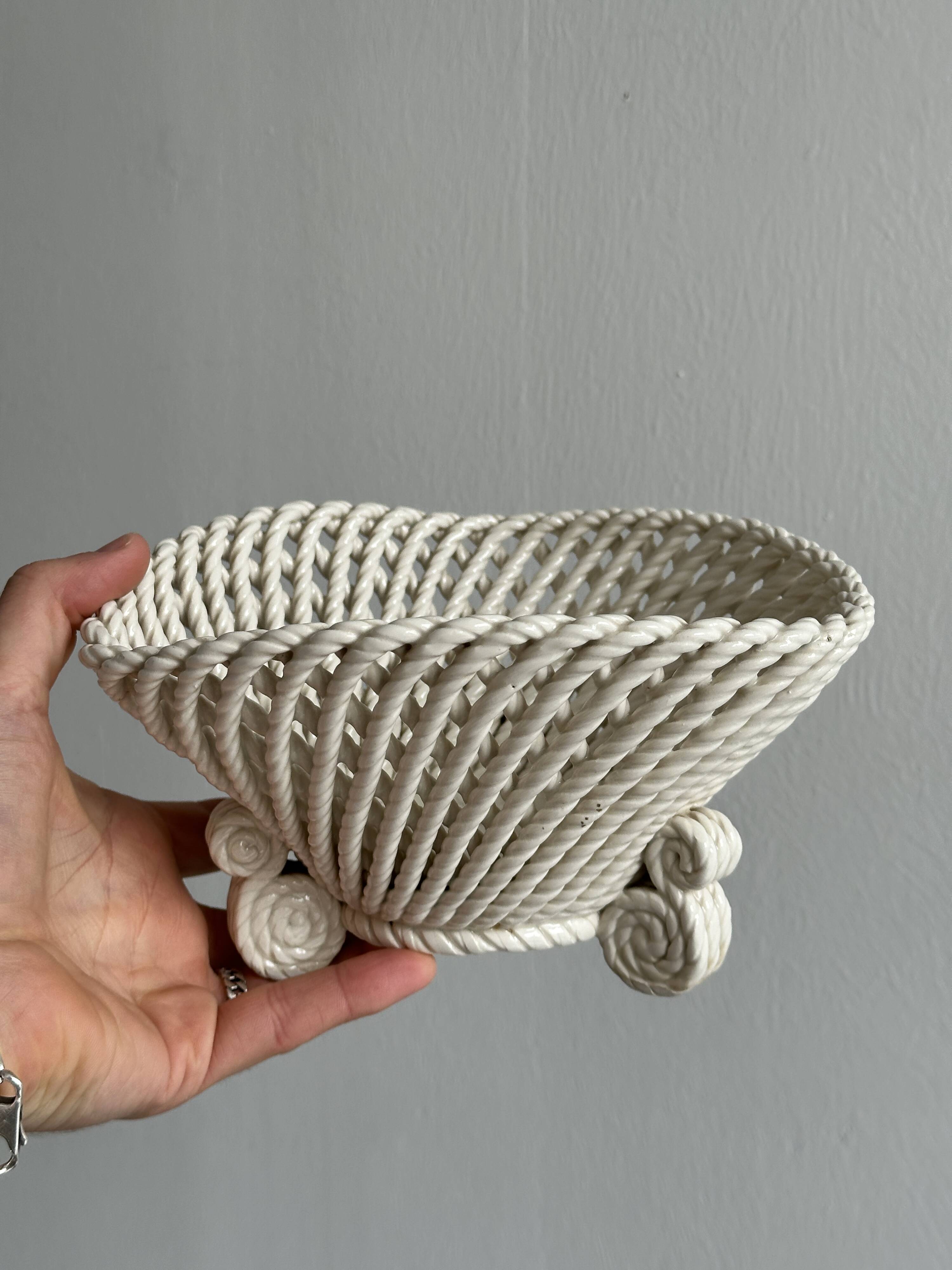 Corbeille décorative en céramique torsadée blanche