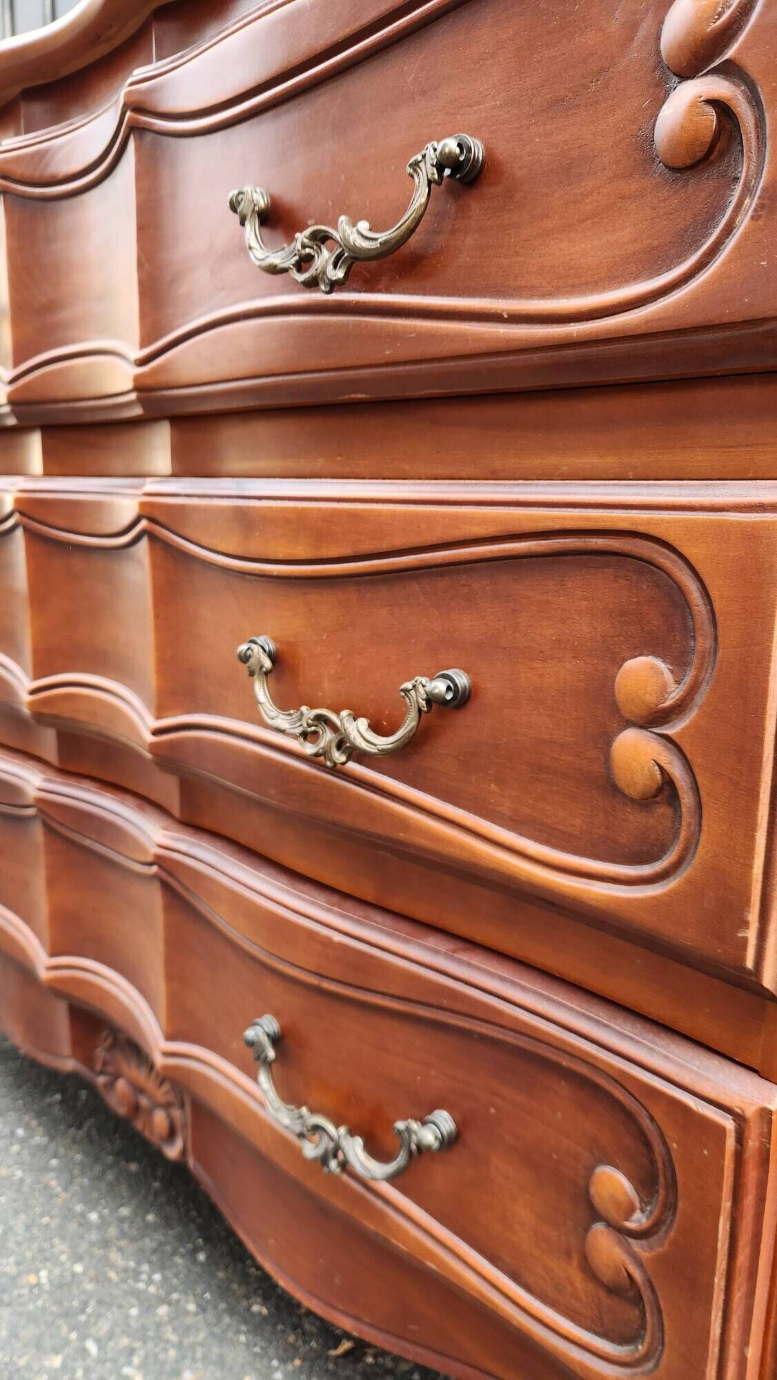 Varnished wooden chest of drawers with 3 drawers