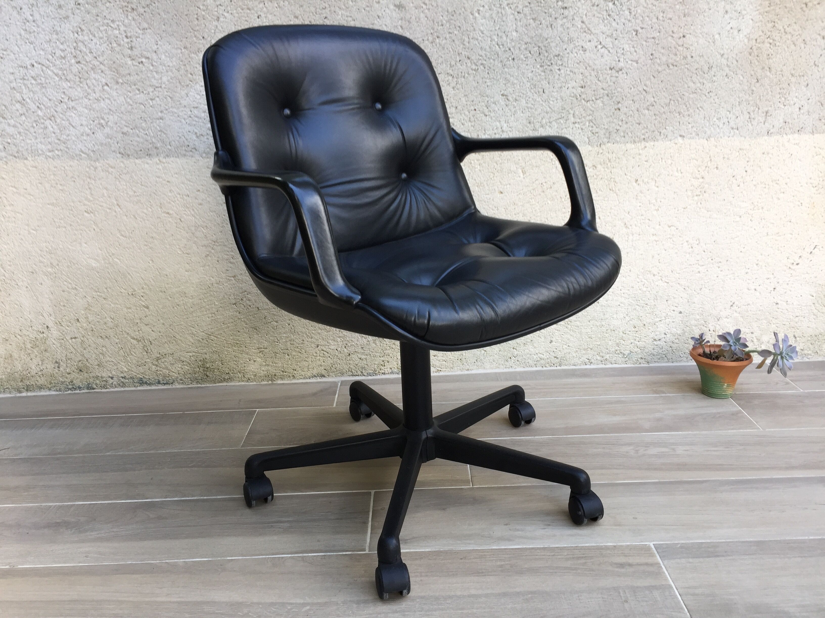 Comforto leather armchair by Mobilier international