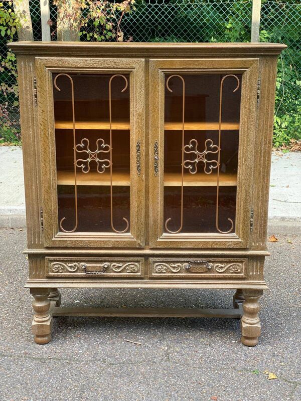 Vitrine renaissance espagnol en bois massif patiné