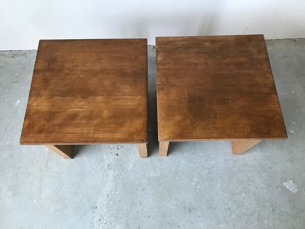 Paire de bouts de canapé ou tables d'appoint en bois massif.
