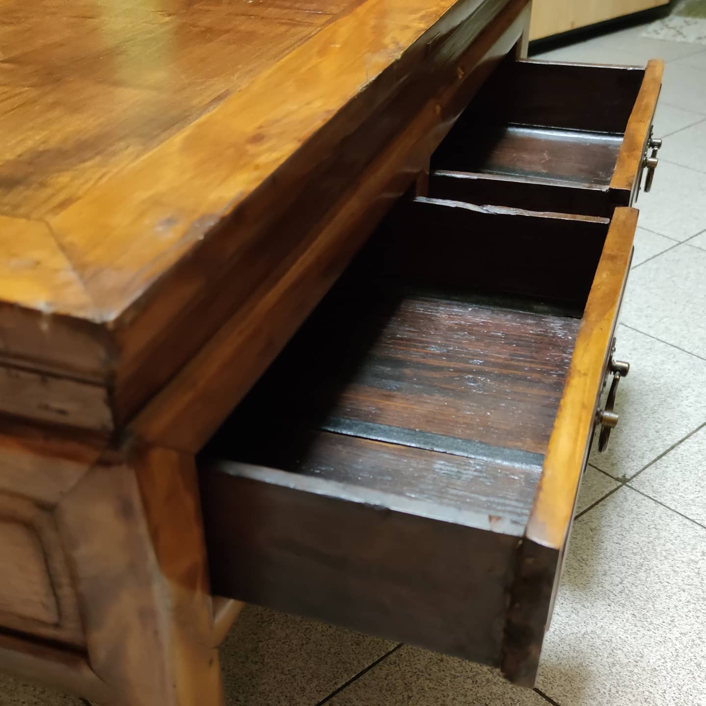 Table basse asiatique forme épuré et sobre vers 1970