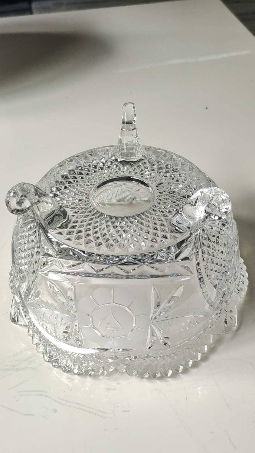 Large Bonbonniere/Drageoir in Bohemian crystal. Frosted floral motifs, diamond tip. Boho chic