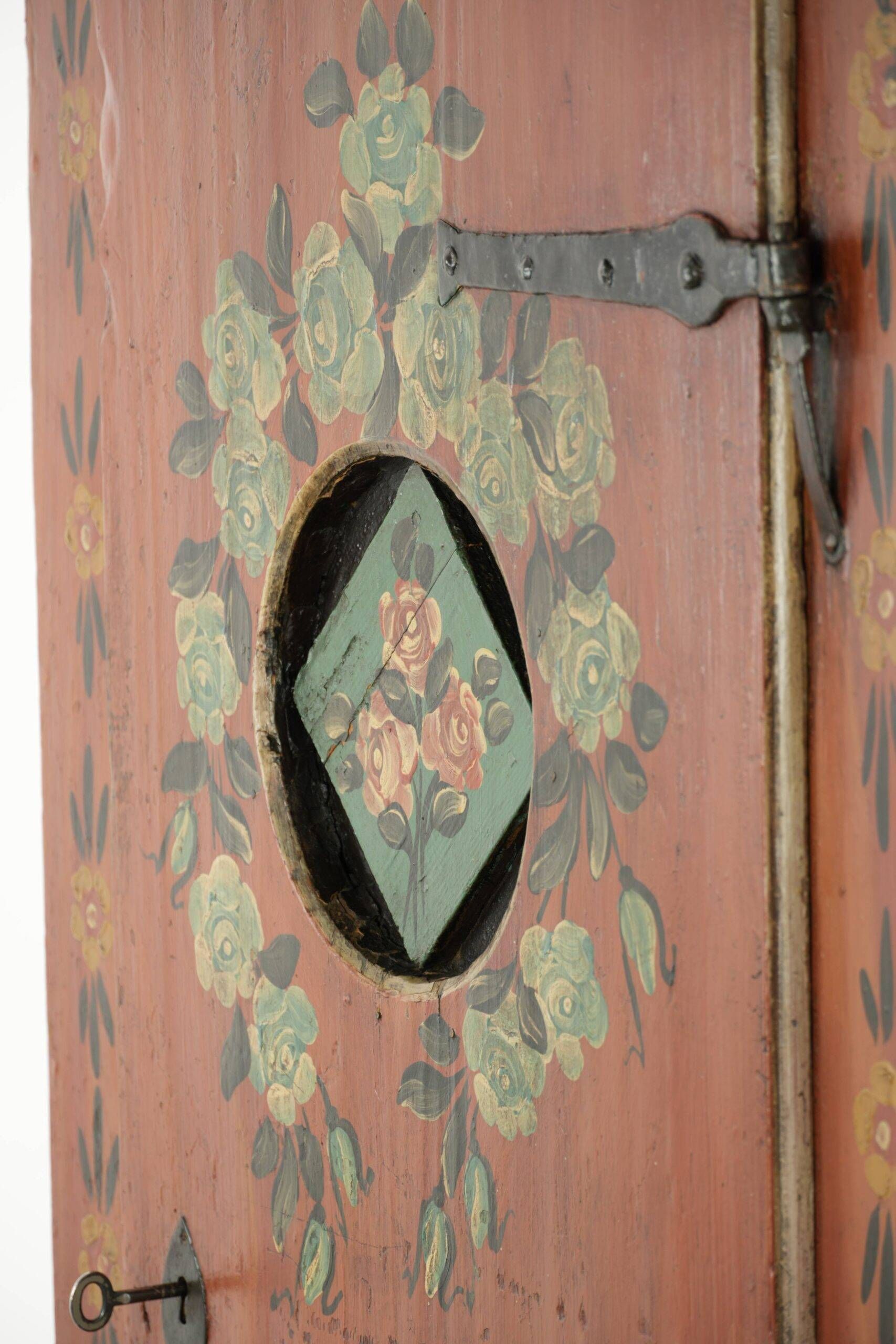 Cabinet de mariée autrichien ancien peint à la main avec une belle patine