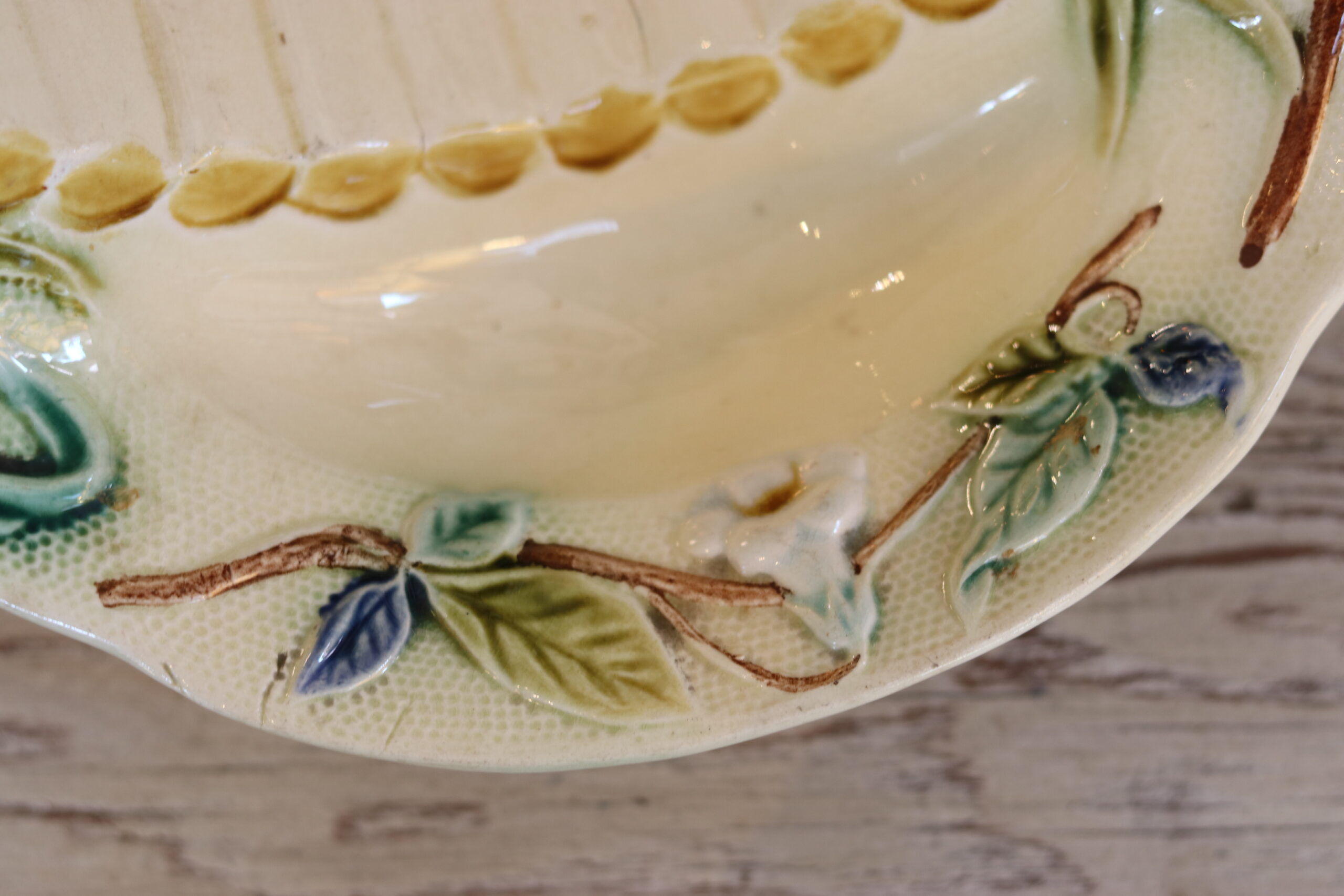 Plat à asperges en faïence barbotine, fin XIXe – début XXe
