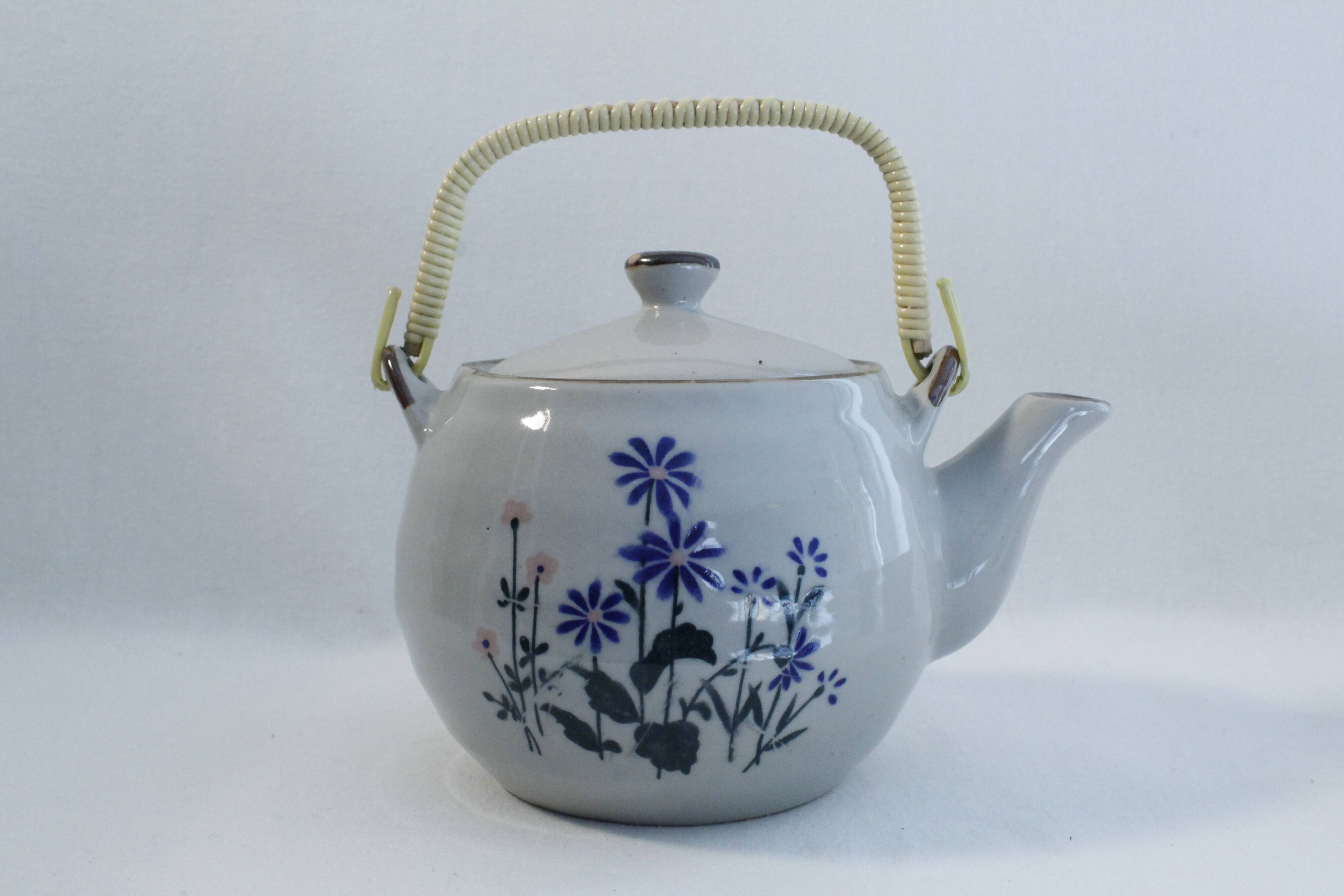 Tea set and 3 cups - floral motifs