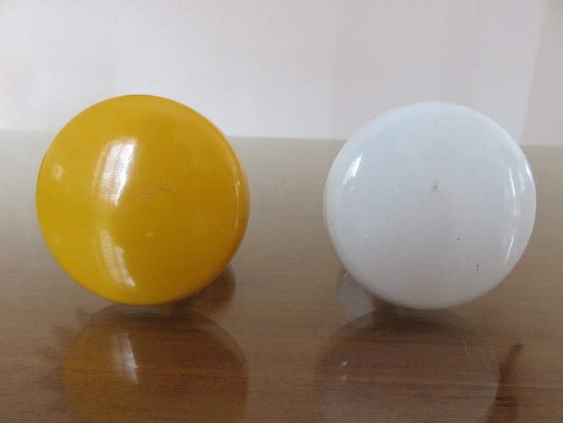 2 wall mounted coat racks in yellow and white metal 70s 80s